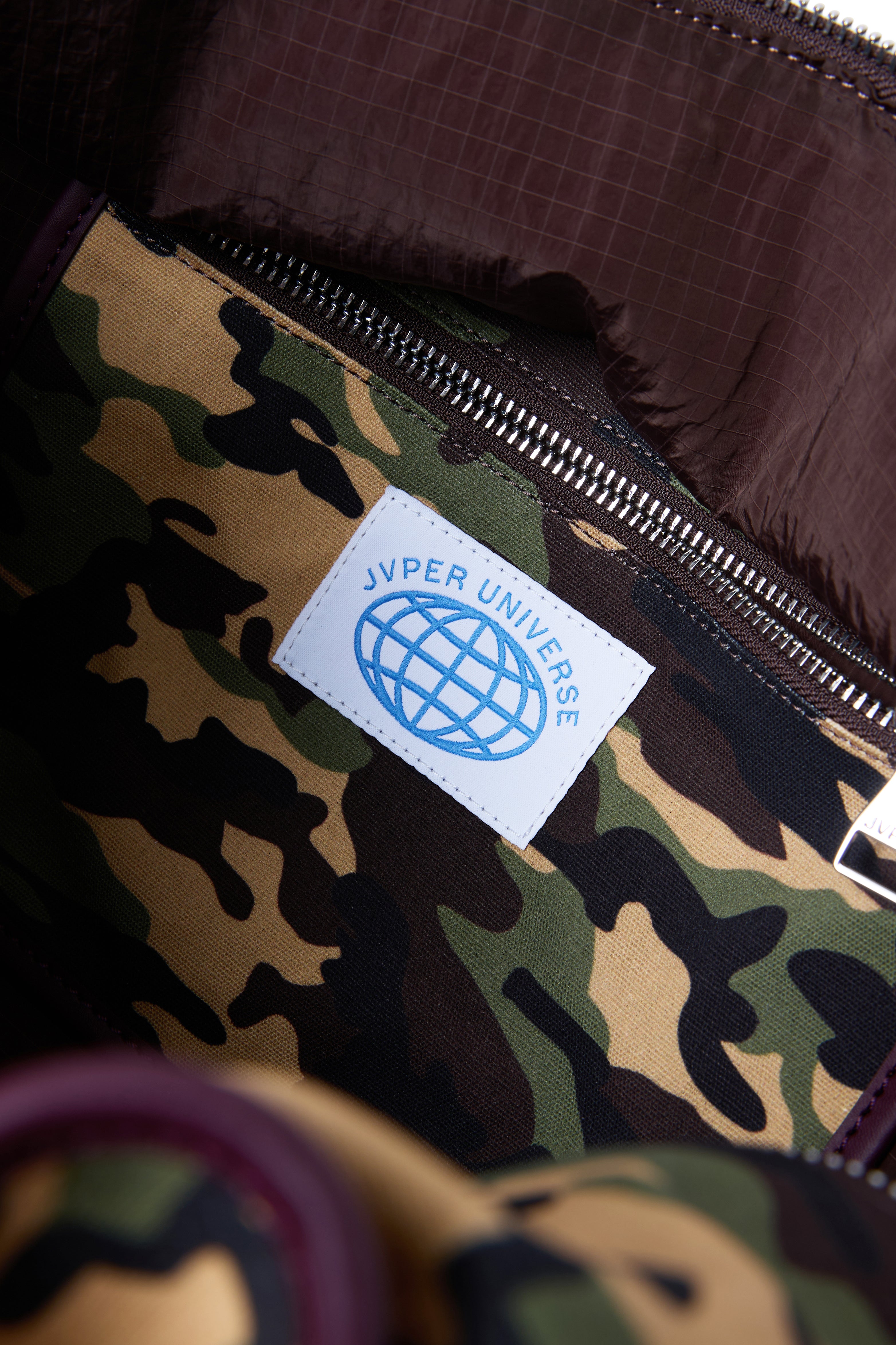 클래식 카모 캔버스 박스백 – 네이비 & 버건디 웨빙