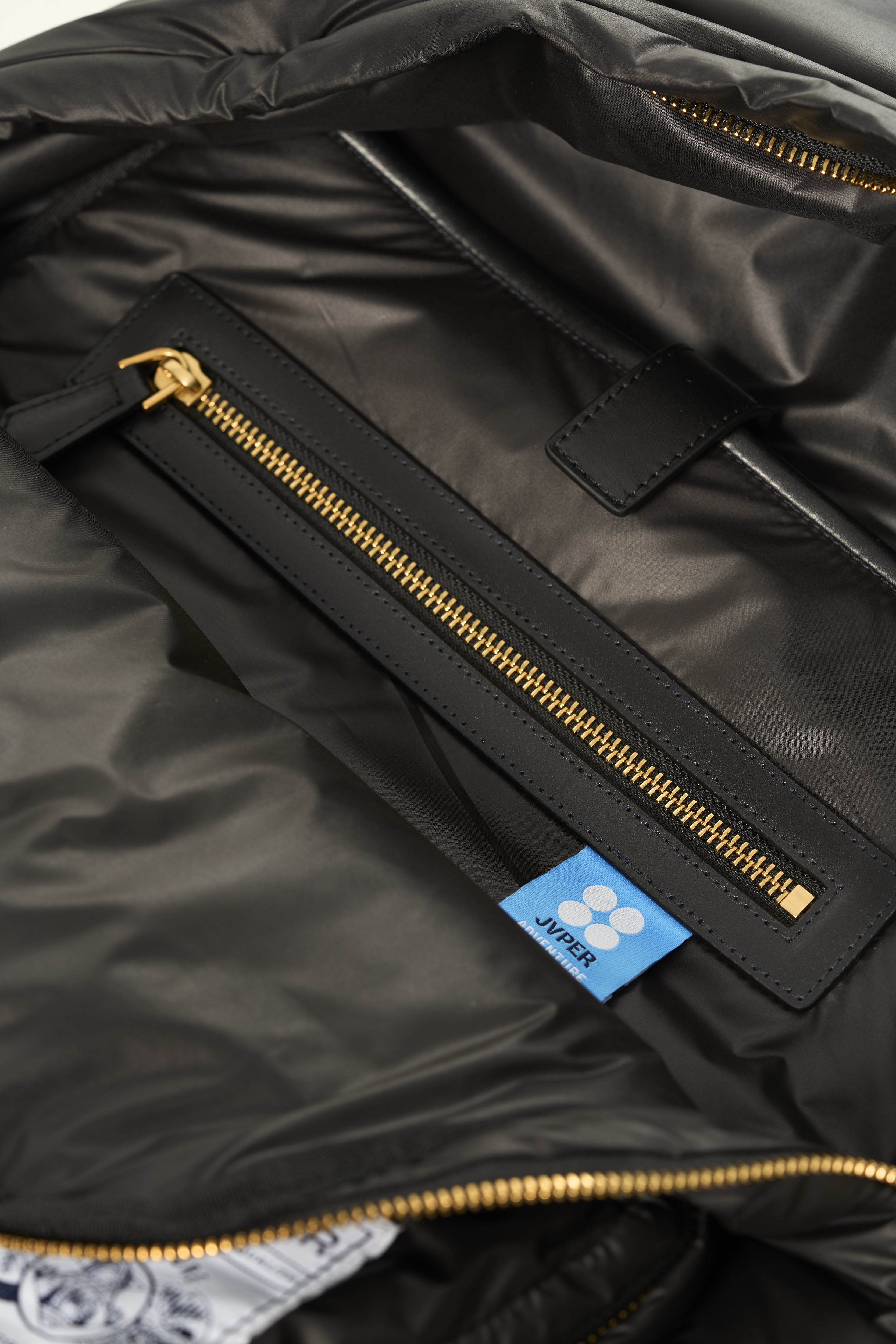 アドベンチャー パッド入りライトナイロン バックパック(ブラック)