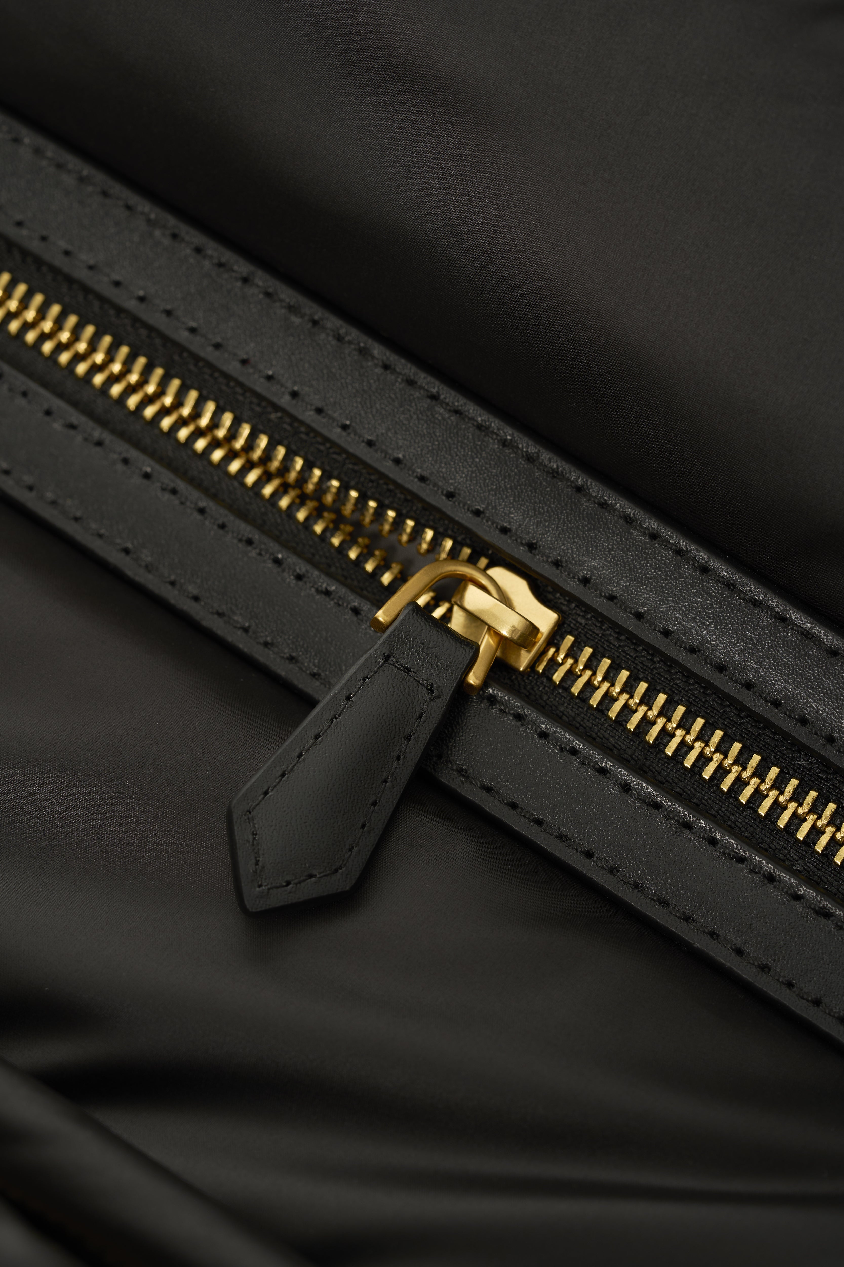 アドベンチャー パッド入りライトナイロン バックパック(ブラック)