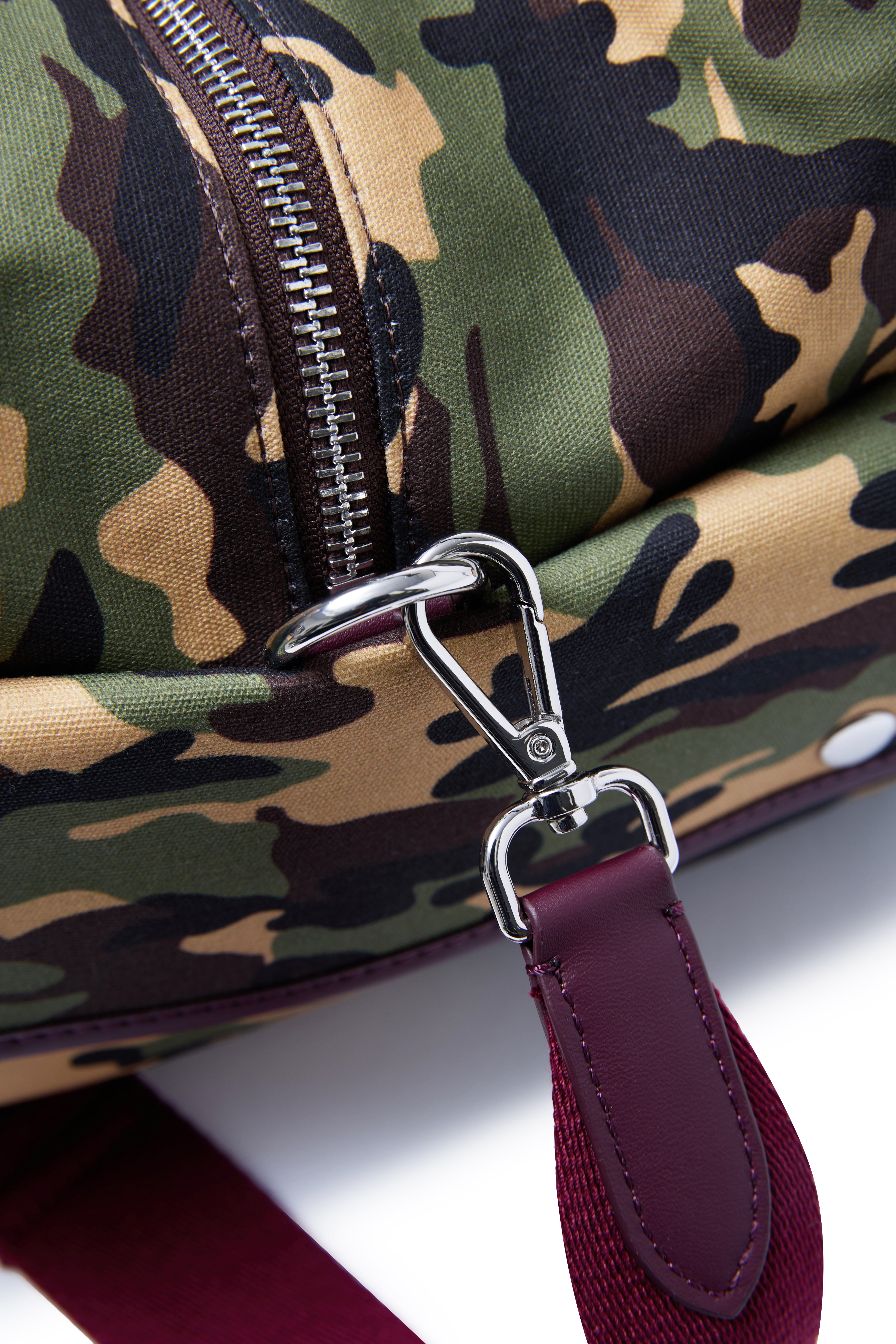 클래식 카모 캔버스 박스백 – 네이비 & 버건디 웨빙