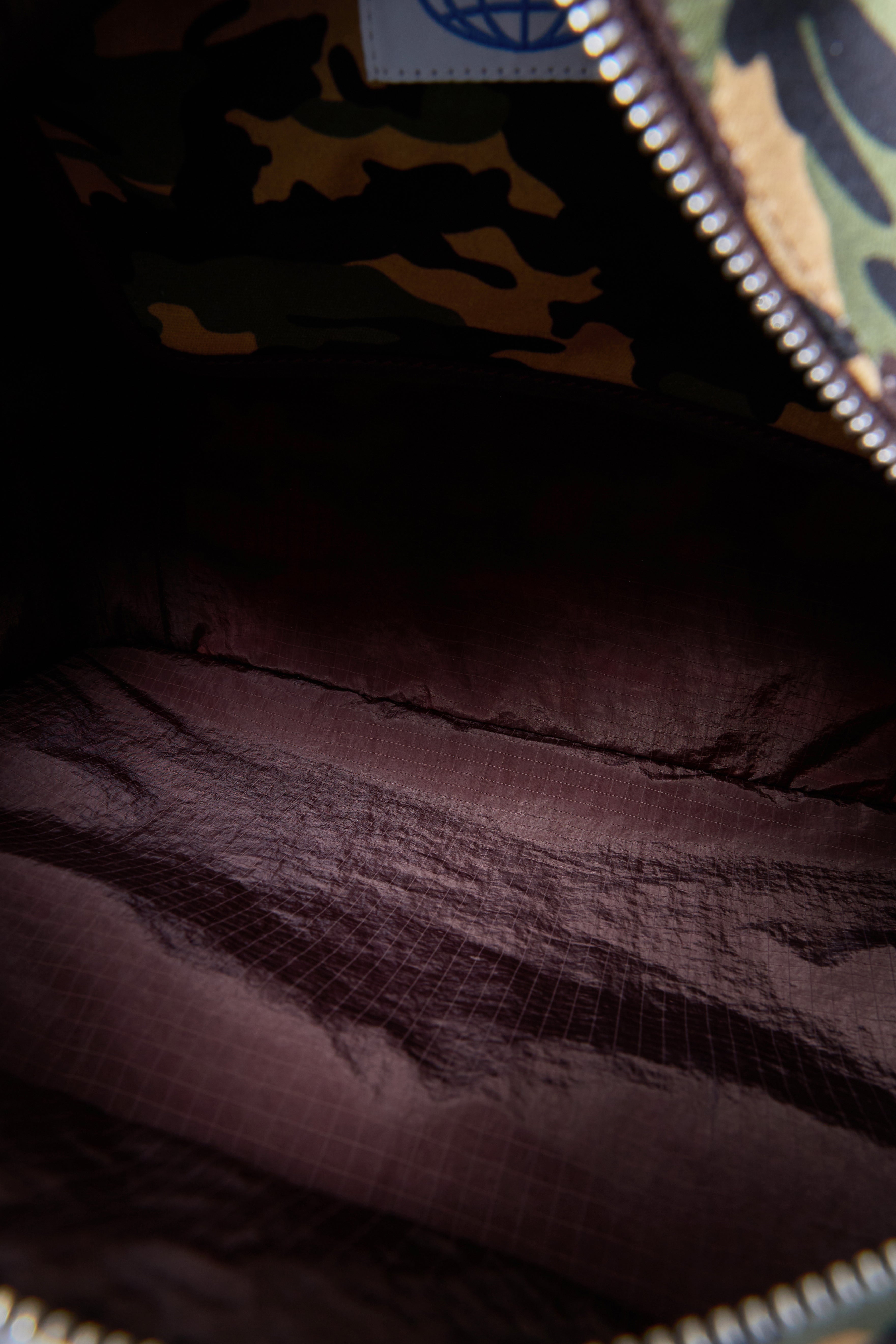 클래식 카모 캔버스 박스백 – 네이비 & 버건디 웨빙