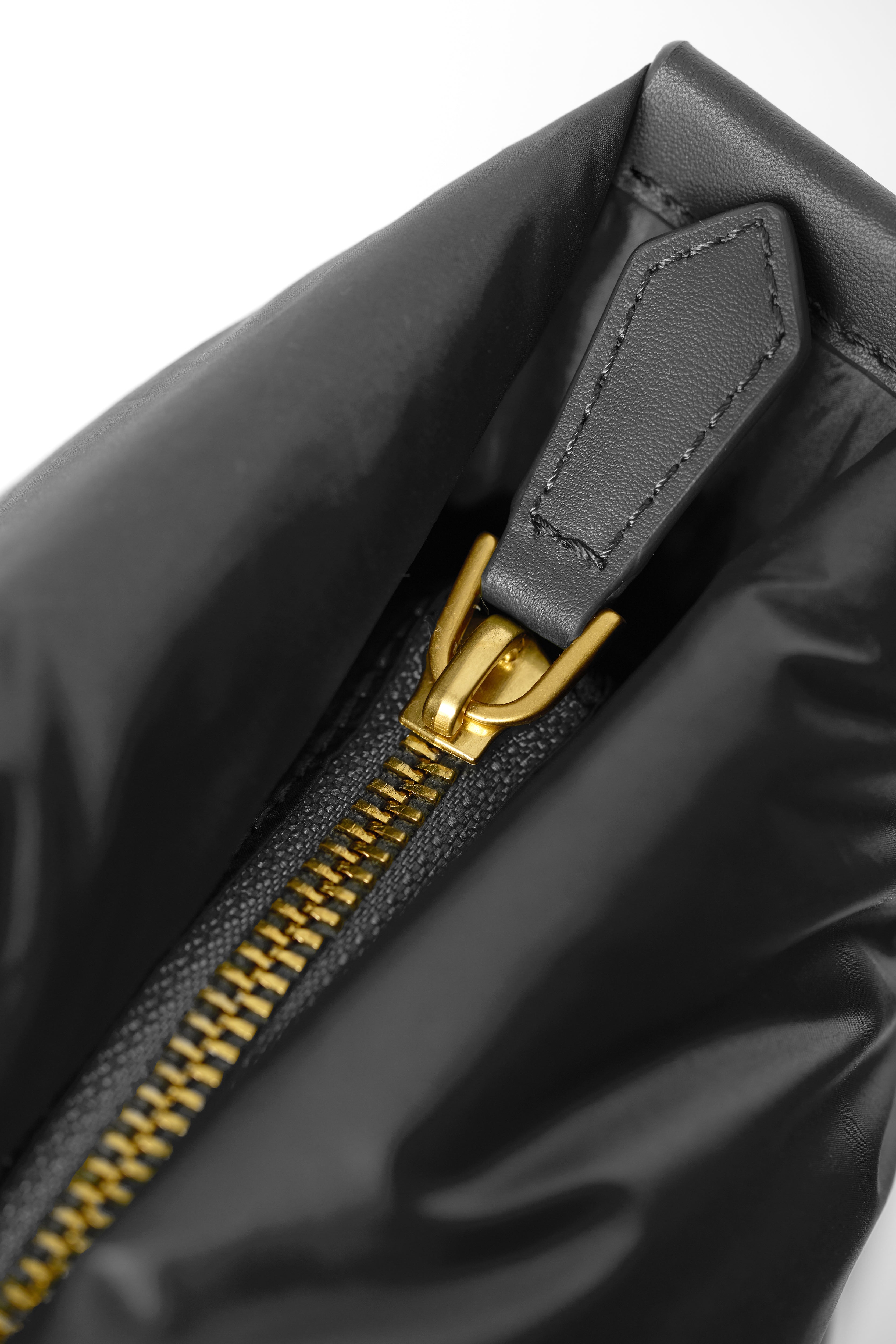 [11/10예약판매]어드벤처 패디드 라이트 나일론 토트백 블랙